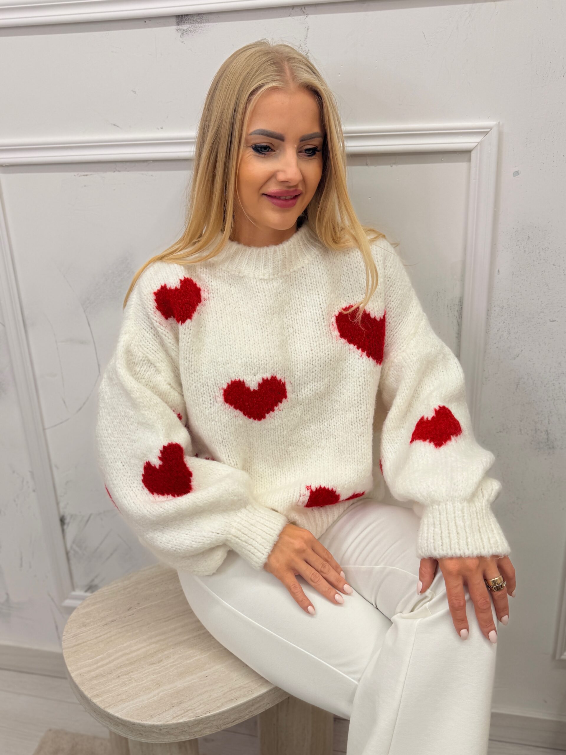 Sweter oversizowy LOVE czerwone serca biały