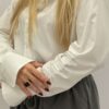 Klasyczna koszula LaDivaMia  GLAM z marszczonymi rękawami śmietana